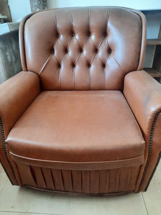 2 cadeirões em pele