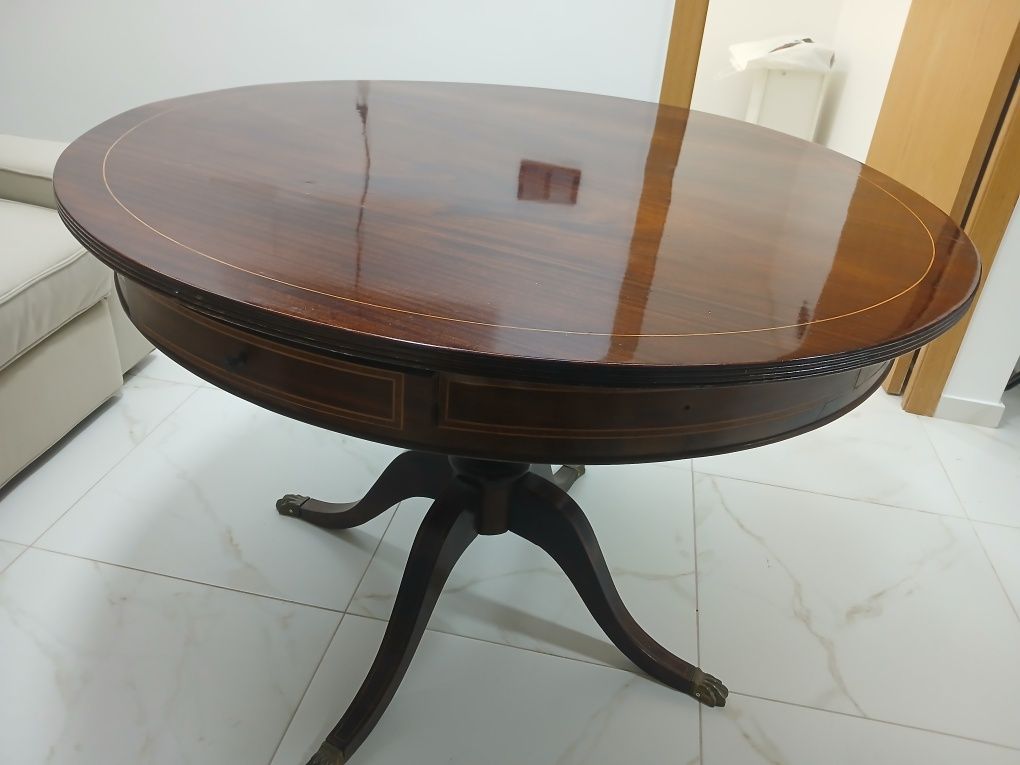 Mesa de jantar em madeira