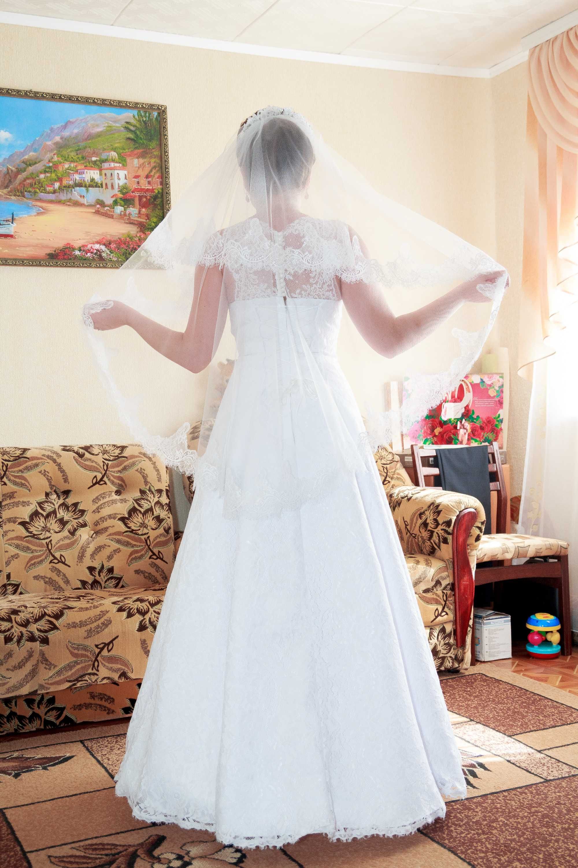Ніжна ажурна весільна сукня