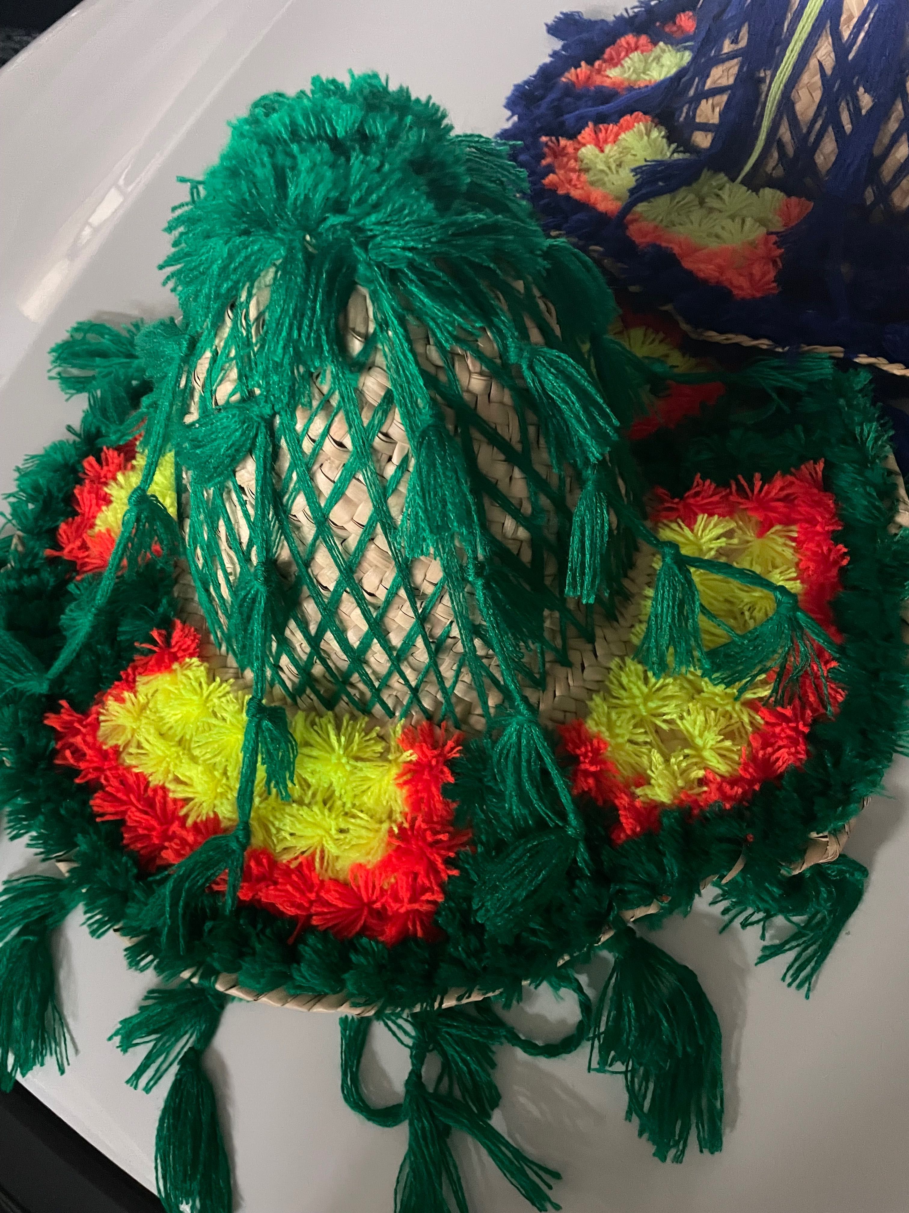 Chapéus mexicanos com pompons