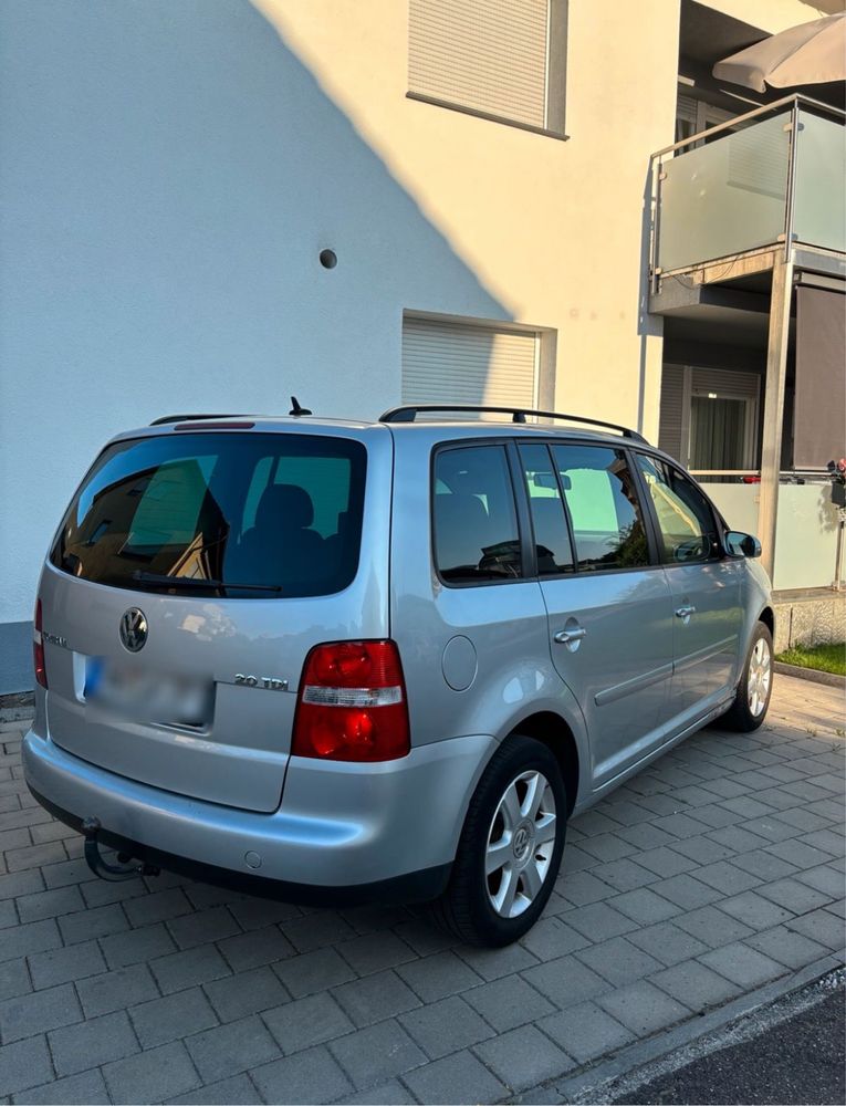 Автомобіль volkswagen touran