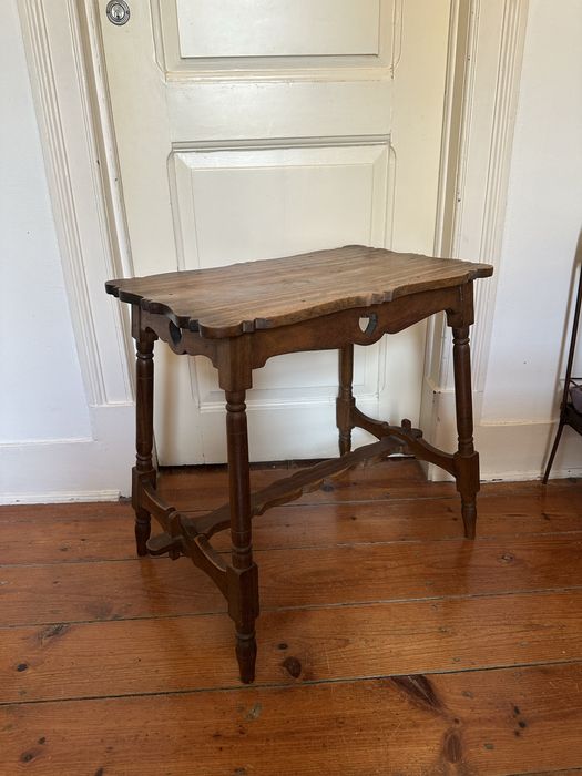 Mesa em madeira tradicional portuguesa.