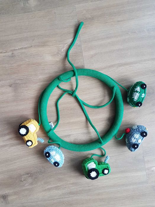 Zielona karuzela dla niemowląt samochody traktor Smallstuff rękodzieło