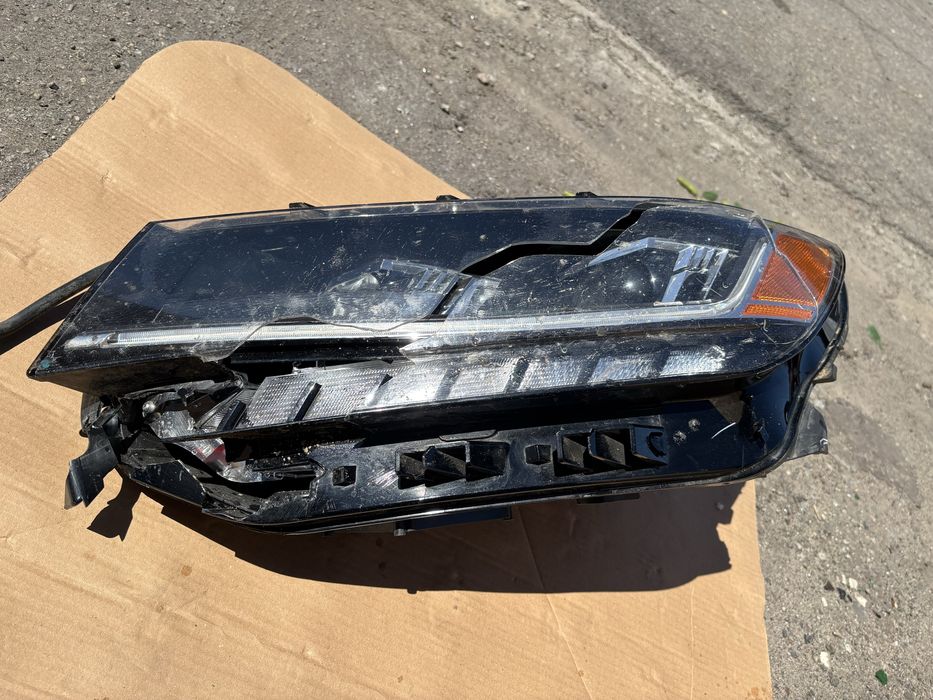 Фара ліва (водійська) Passat B9 2020 — тріснута, але робоча