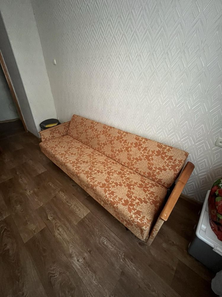 Диван. 1 тыс гривен. Б/ У старенький. Самовывоз. Находится на Фонтане