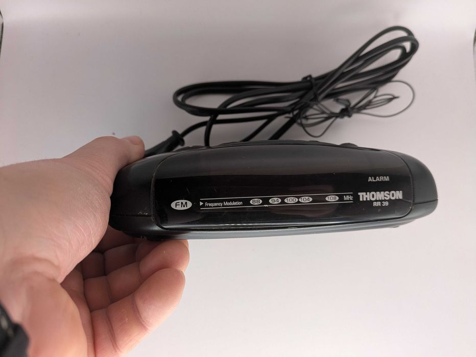 Radiobudzik THOMSON RR39 – sprawny, klasyczny model FM z alarmem