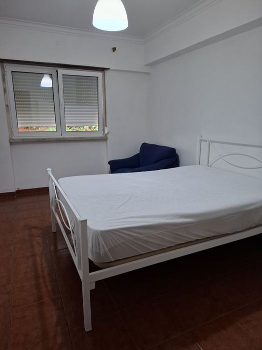 Aluga-se  quarto em Rio de  Mouro