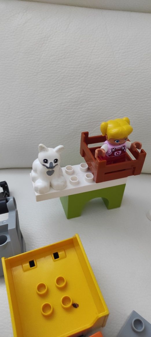 LEGO Duplo zestaw ok. 50 klocków, 2 dziewczynki, konik i kotek