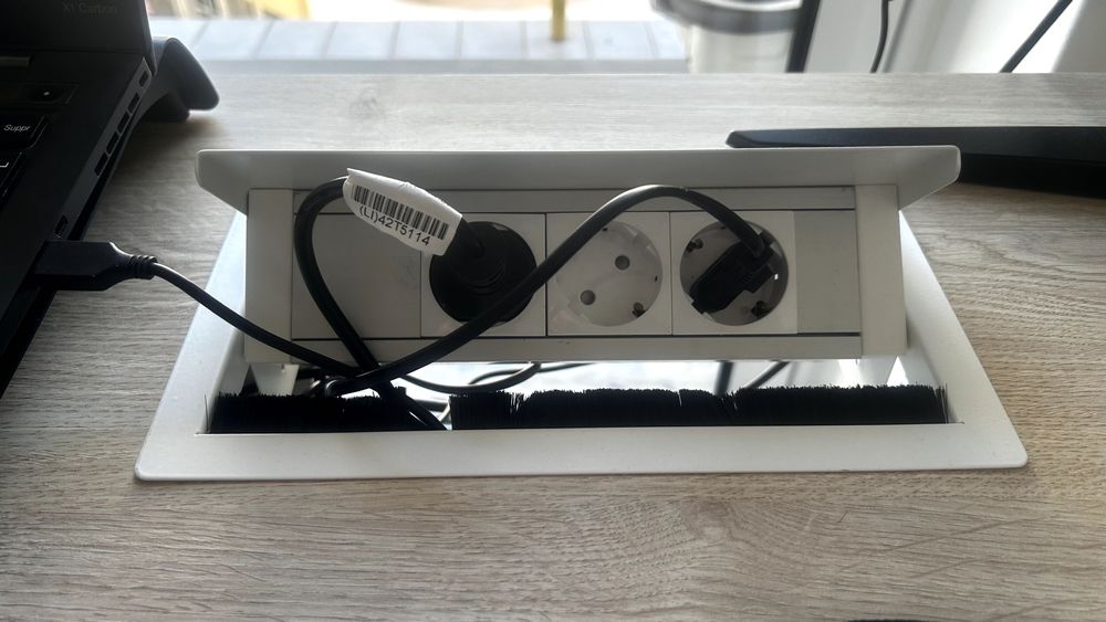 Secretária electrificada em madeira carvalho e lacado branco