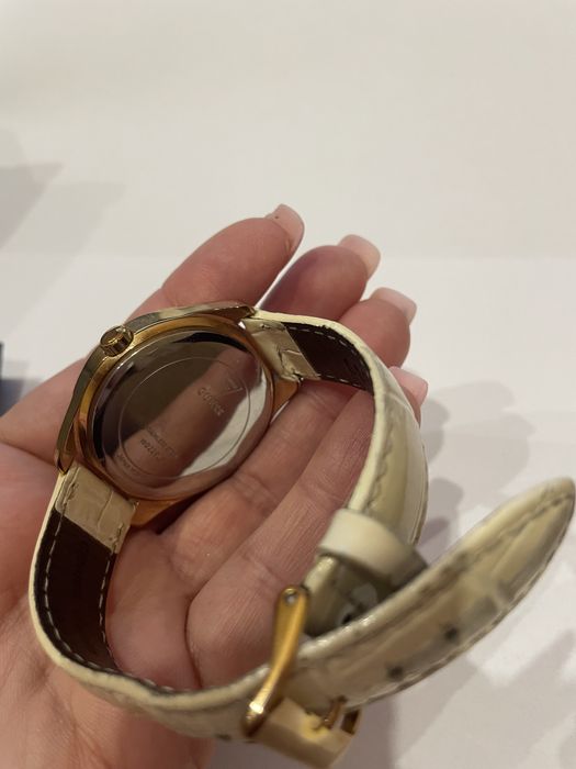 Продам стильные женские часы guess