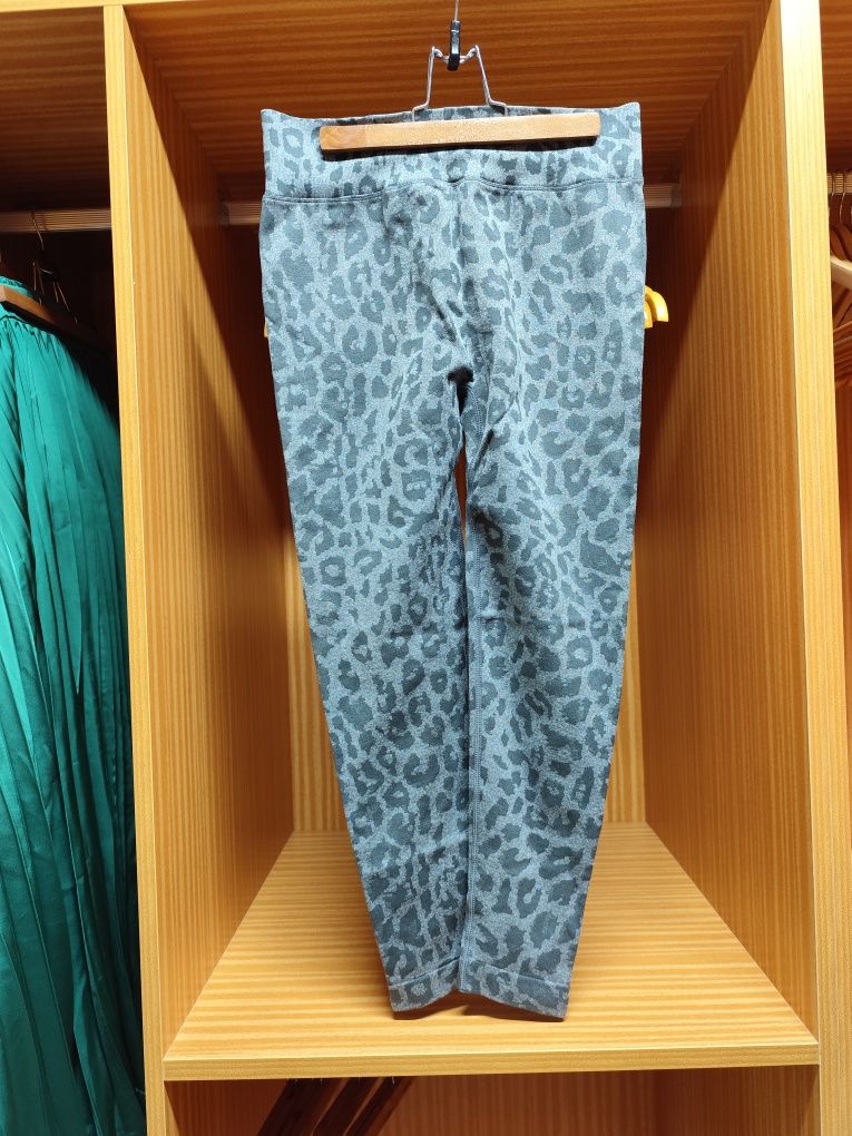 Leggins cinzentas com padrão leopardo