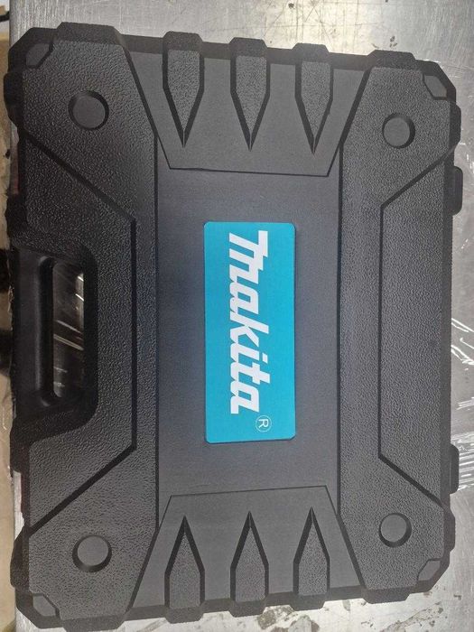 Шуруповерт Makita із великим набором інструментів