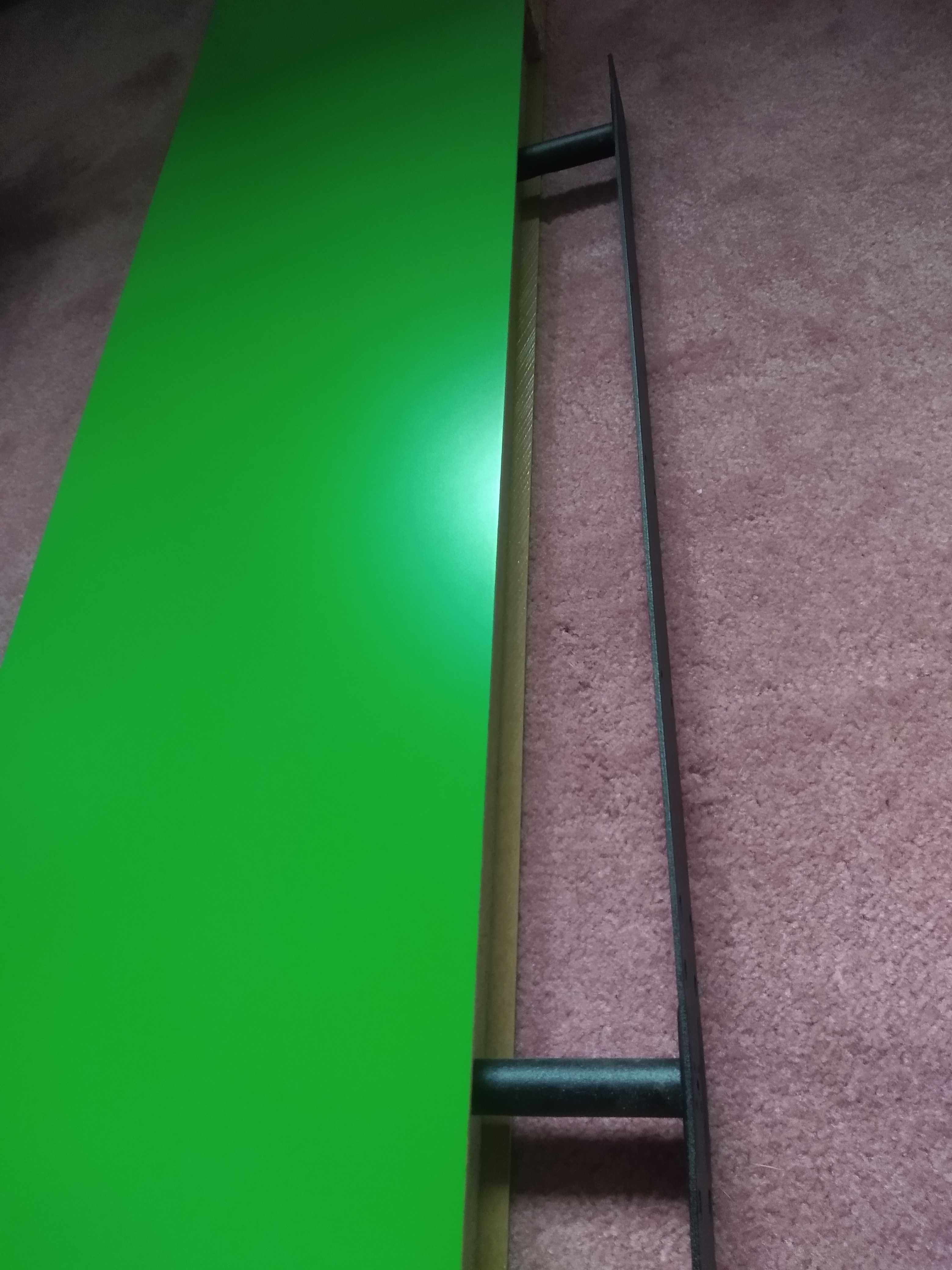 trzy zielone półki Lack Ikea