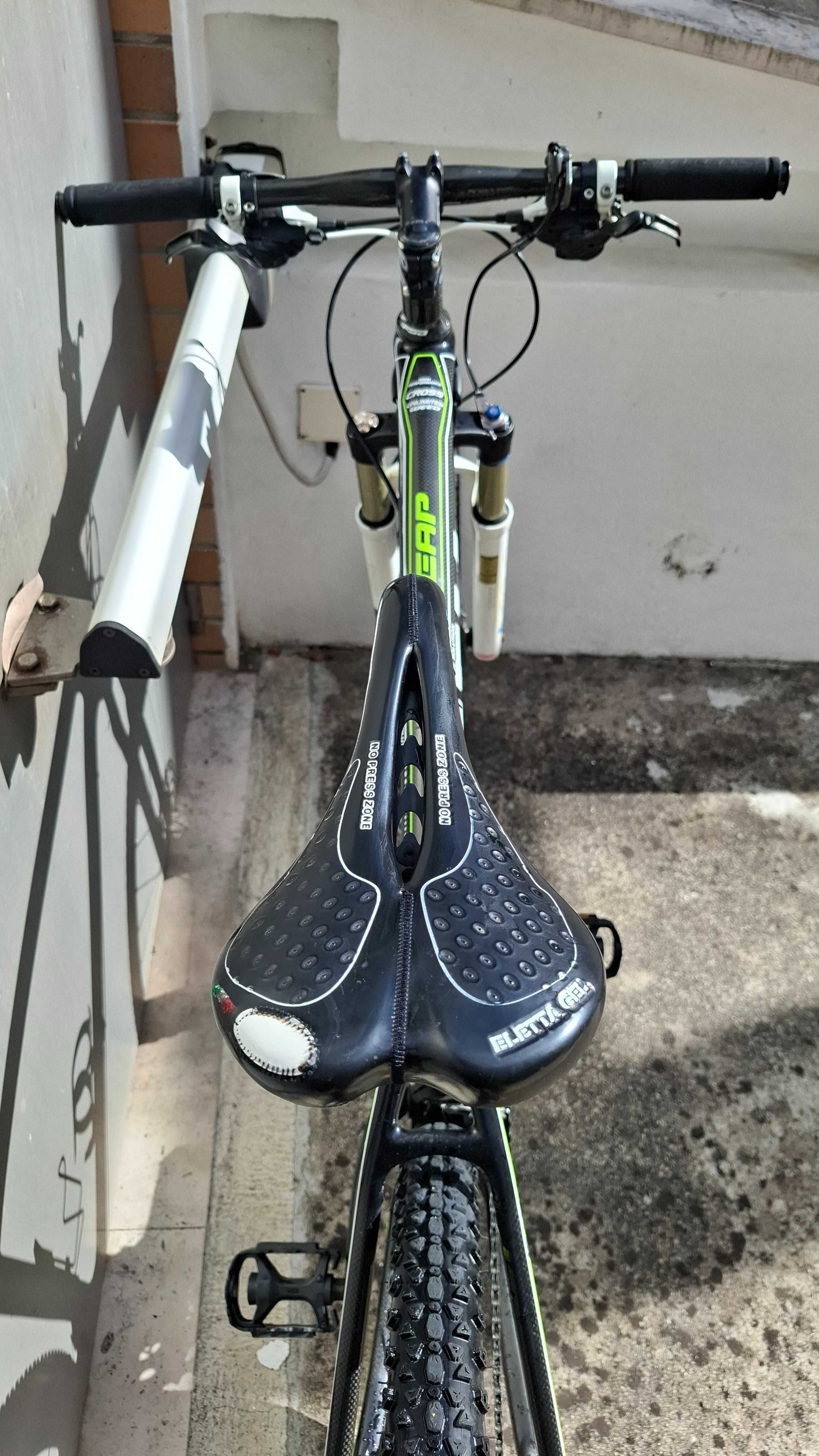 Bicicleta cross country 27.5 com quadro em carbono