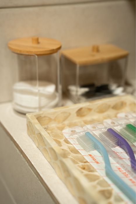 Дивовжний будиночок на березі чистого озера