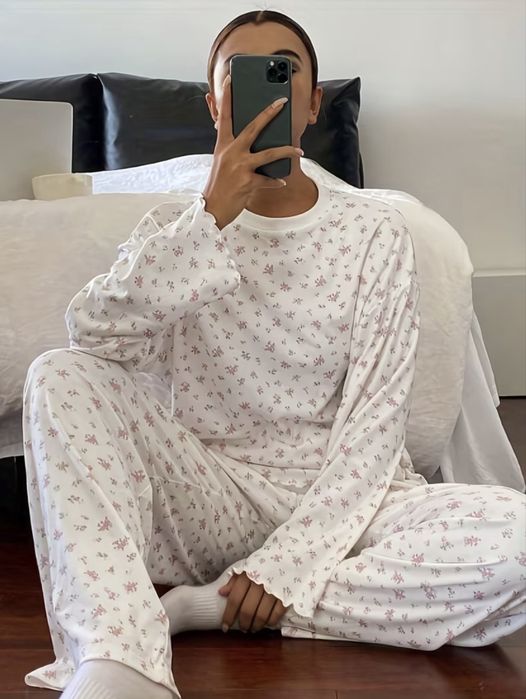 Жіноча елегантна піжама з квітковим принтом. Нова!