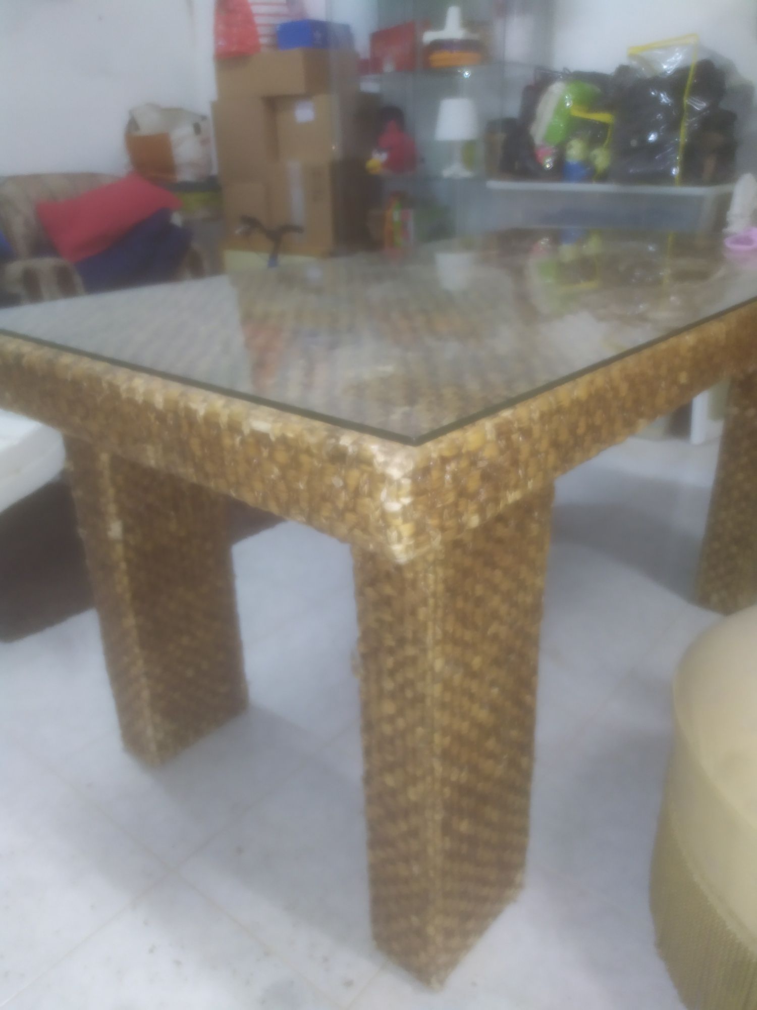 Mesa com tampo de vidro