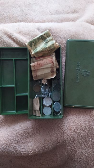 Sprzedam pudełko plastikowe z zawartością bankowy z prl