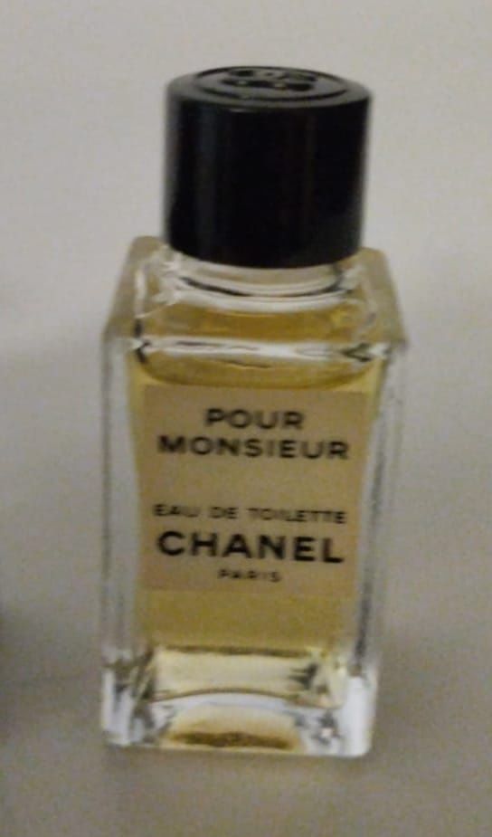 Cinco perfumes miniatura 
- N°19
- Antaeus
- Cri