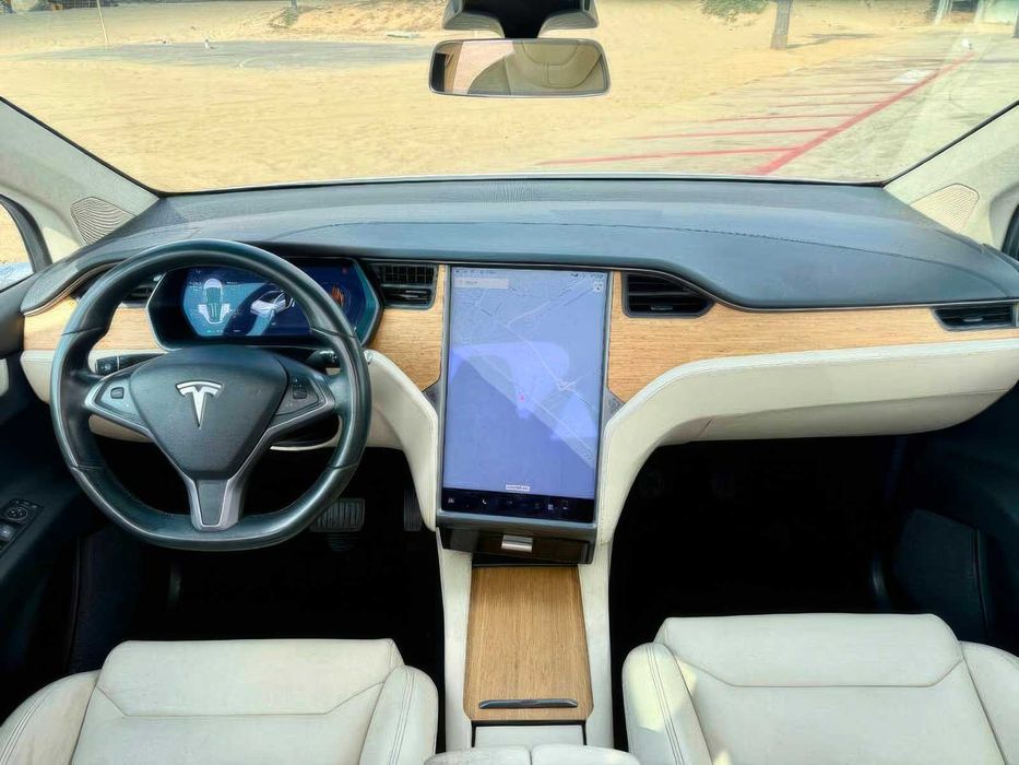 Tesla Model X 75D      2018