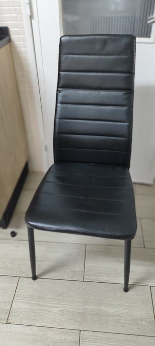 Cadeira de refeição preta em napa