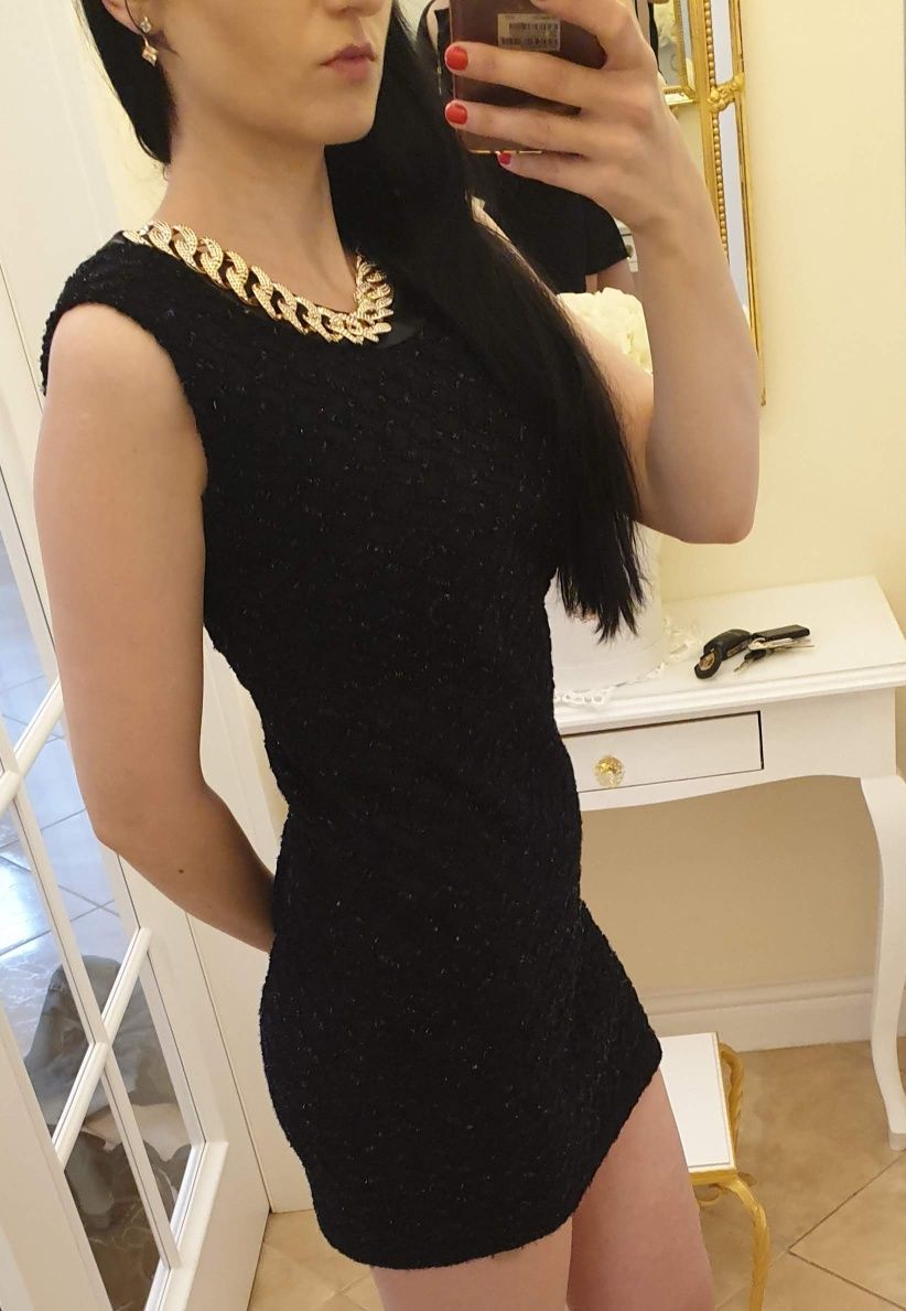Czarna sukienka ze złotym łańcuszkiem