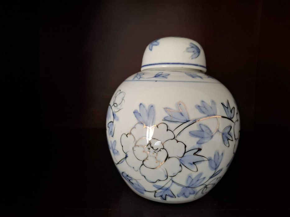 Pote de gengibre azul e branco em porcelana oriental
