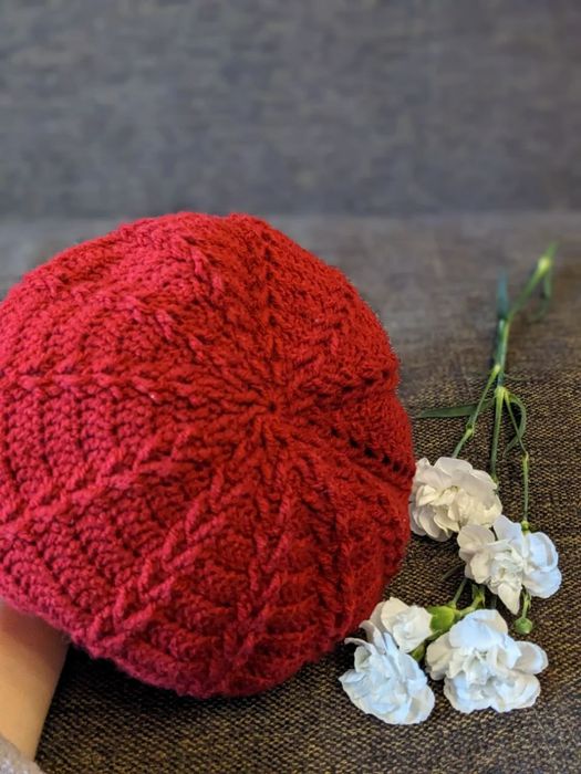 Вязаный берет ручной работы