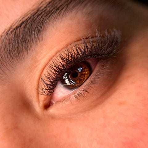 Alongamento de pestanas