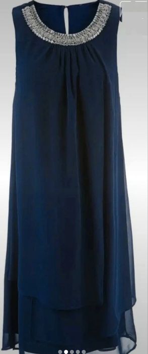 Zwiewna sukienka z ozdobnym dekoltem