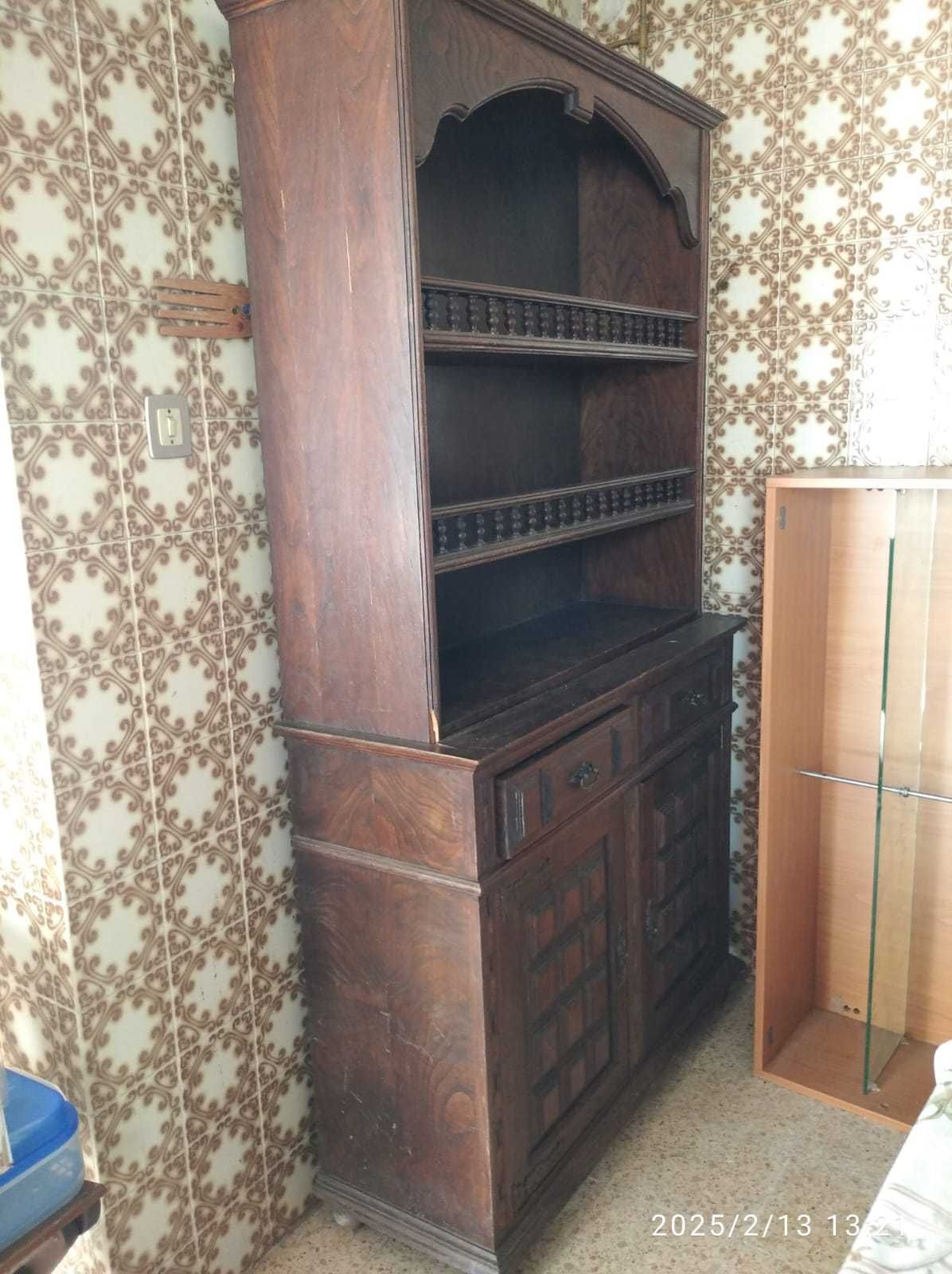 Bom preço, Louceiro antigo em madeira, trabalhada,