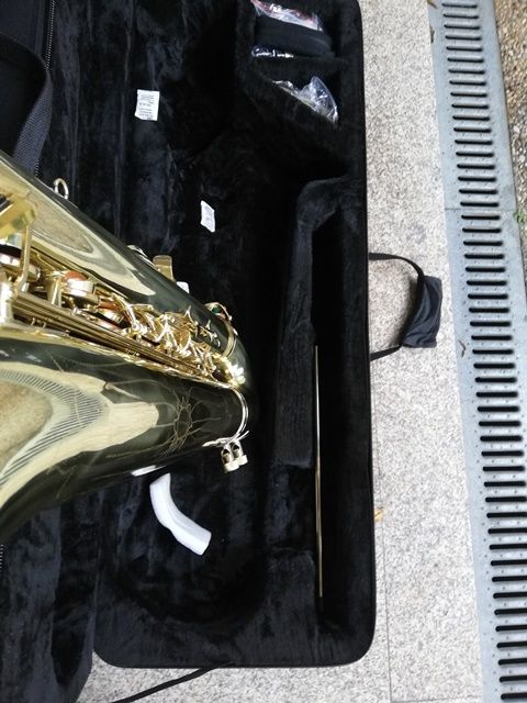 Saxofone baritono e kit