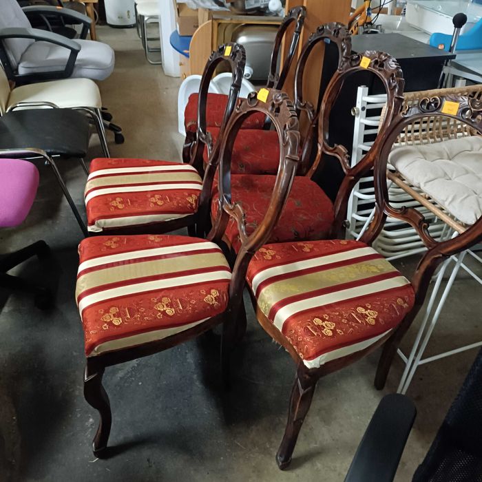 Stare stylowe krzesła ludwik