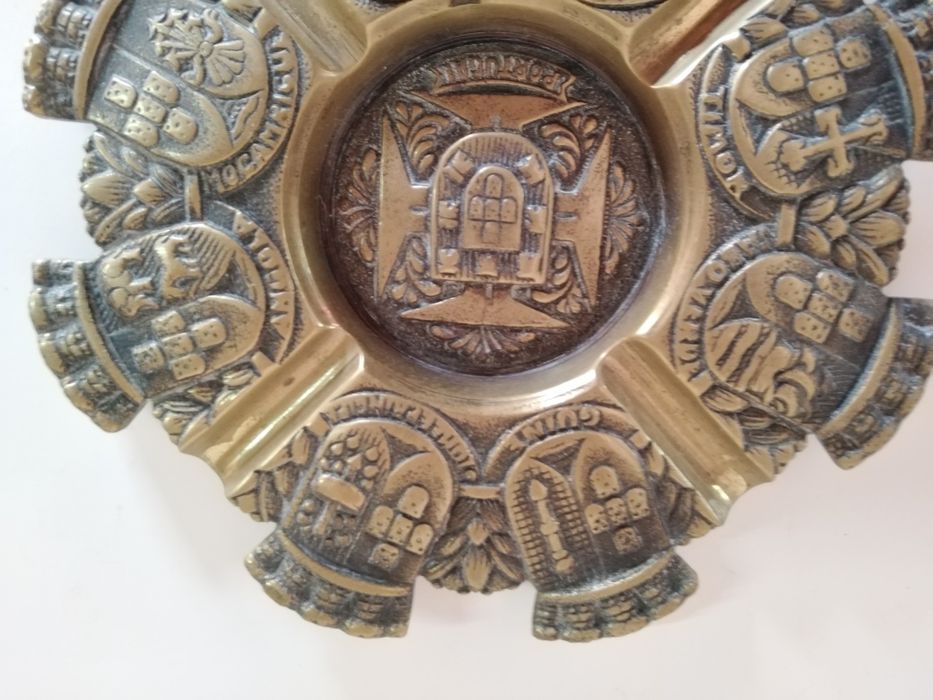 Cinzeiro em Bronze Sobre as Províncias Ultramarinas