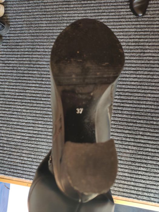 Шкіряні сапоги .на зручному каблуку