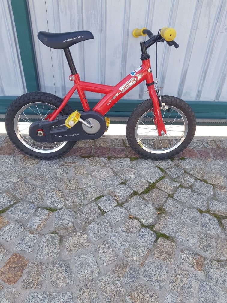 Rowerek dziecięcy czerwony.