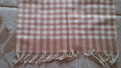 Bardzo cieplutki duży szal , pled , narzutka na płaszcz -158cm x 145cm