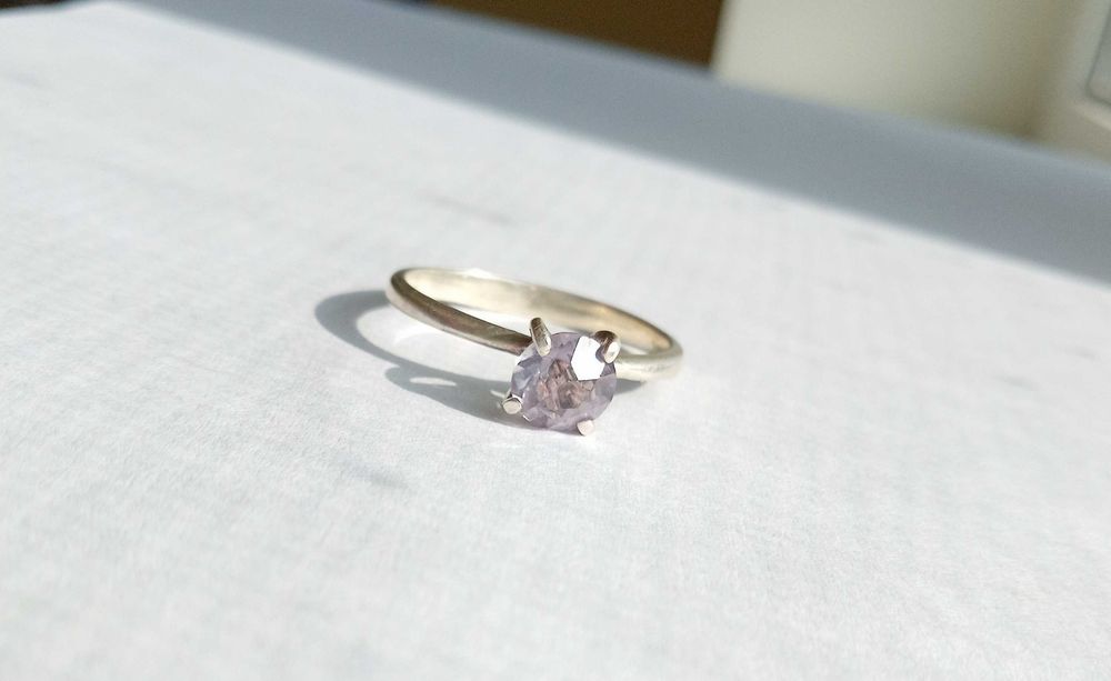 Колечко кольцо з фіолетовим каменем. Срібло 925 проба. Розмір 17,2