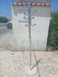 Cabide de pé com base em pedra mármore