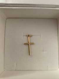 Złota zawieszka w kształcie krzyża