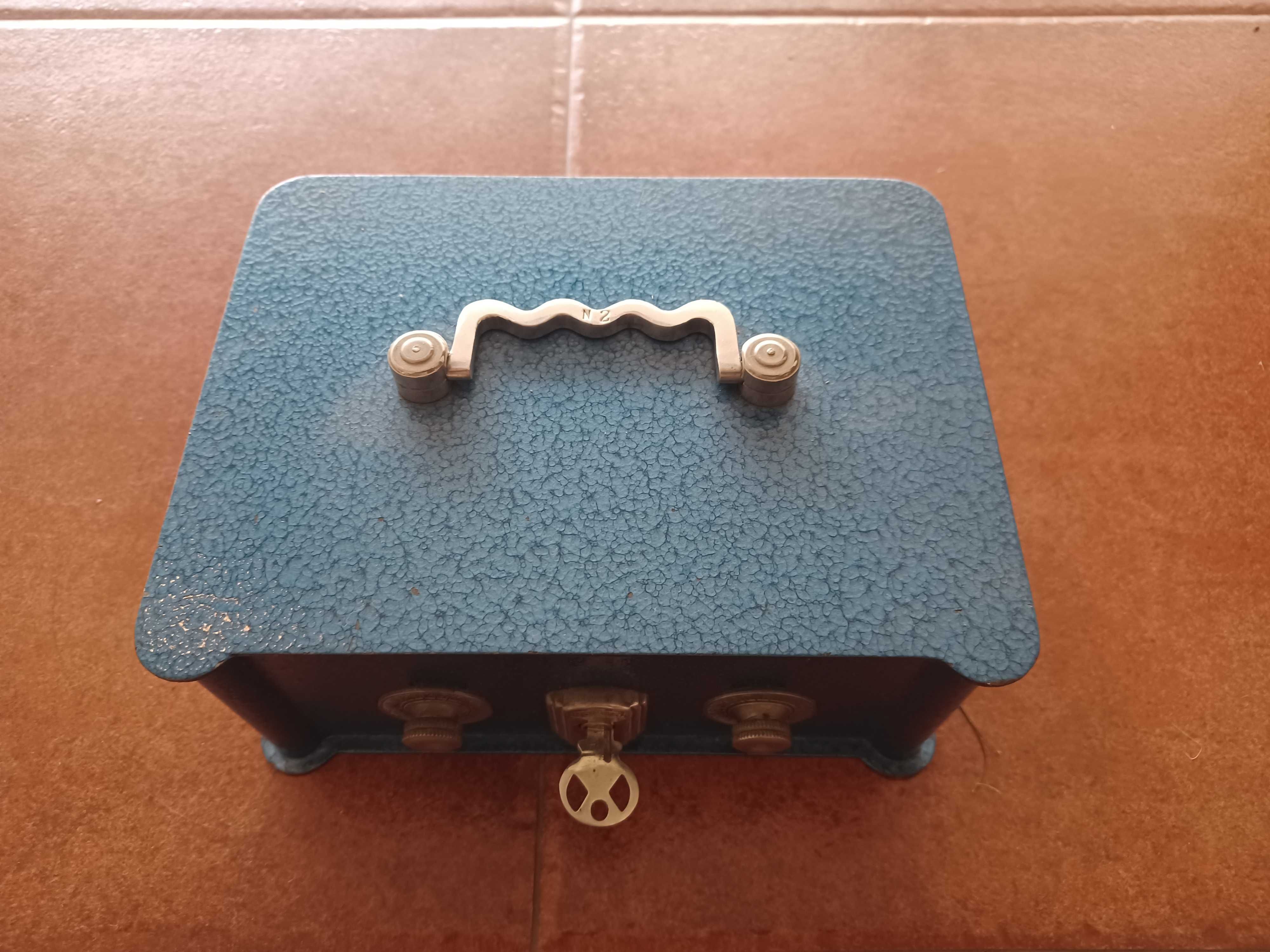 Cofre pequeno de cor azul, como novo