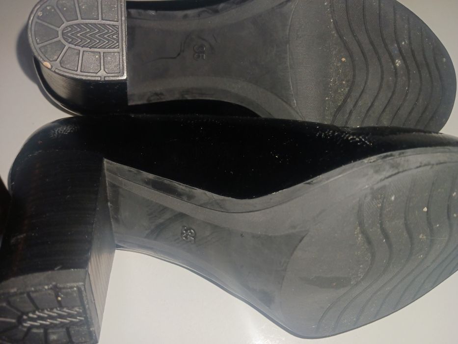 Sapatos pretos tacão medio também 35