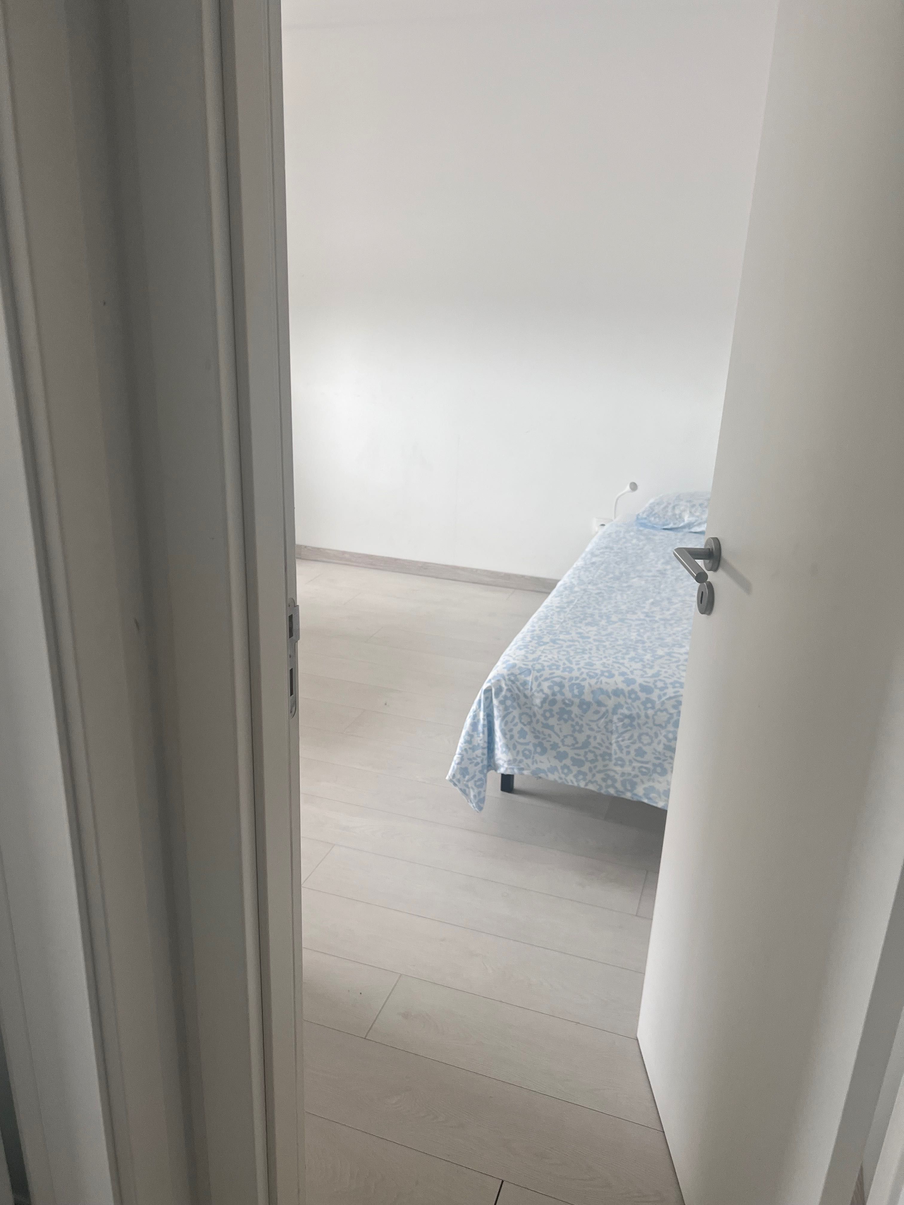 Quarto partilhado  no cacem com contato despesas incluídas