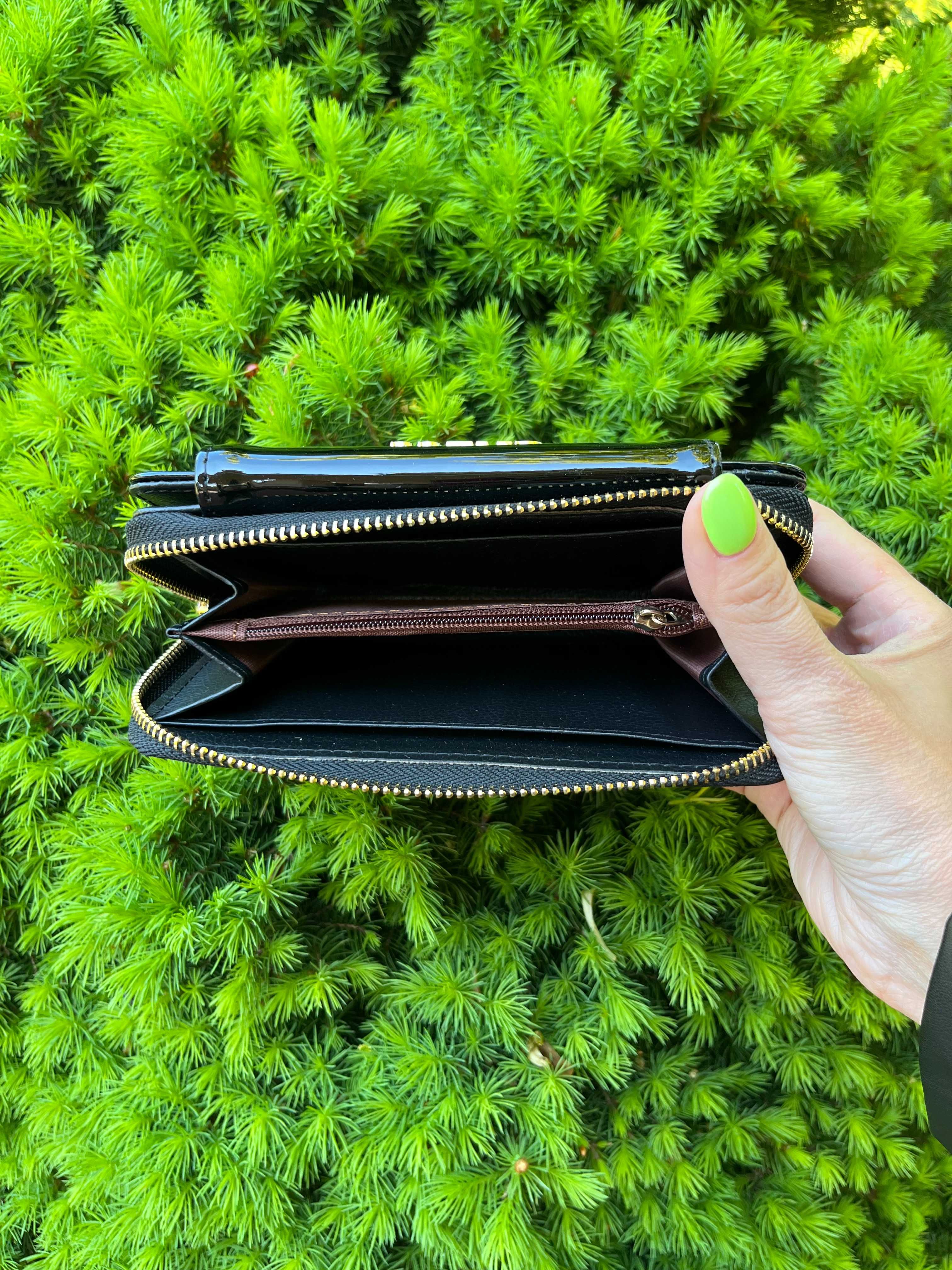 GUESS czarny damski lakierowany portfel piękny