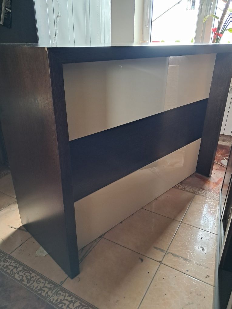 Meble do salonu z ladą wolnostojącąą