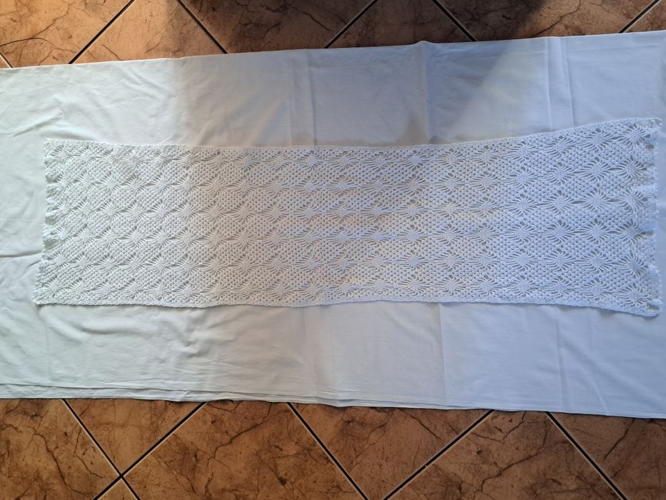 Bieżnik ręcznie robiony na szydełku