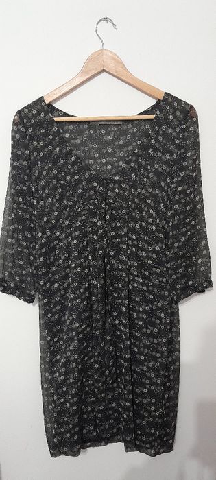 Vestido em tons de preto, seda