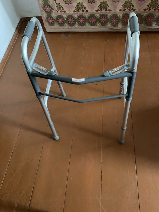 Ходунки для людей з порушенням опорно- рухового апарату