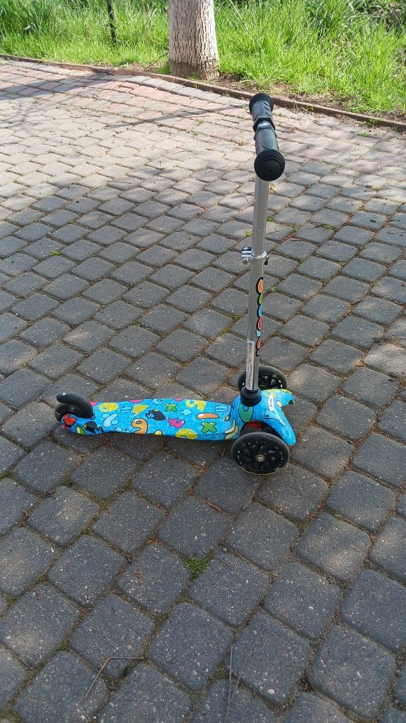 Hulajnoga trójkołowa balansowa Scooter.