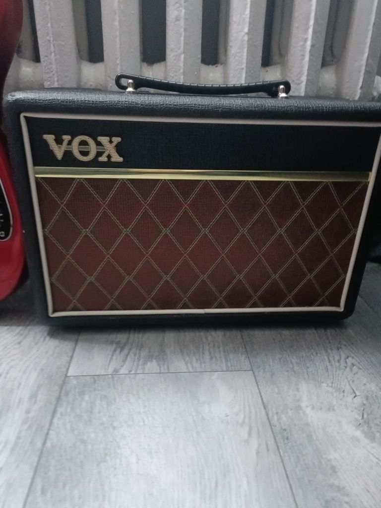 Zadbana gitara + wzmacniacz – zestaw z pokrowcem i paskiem

600 zł